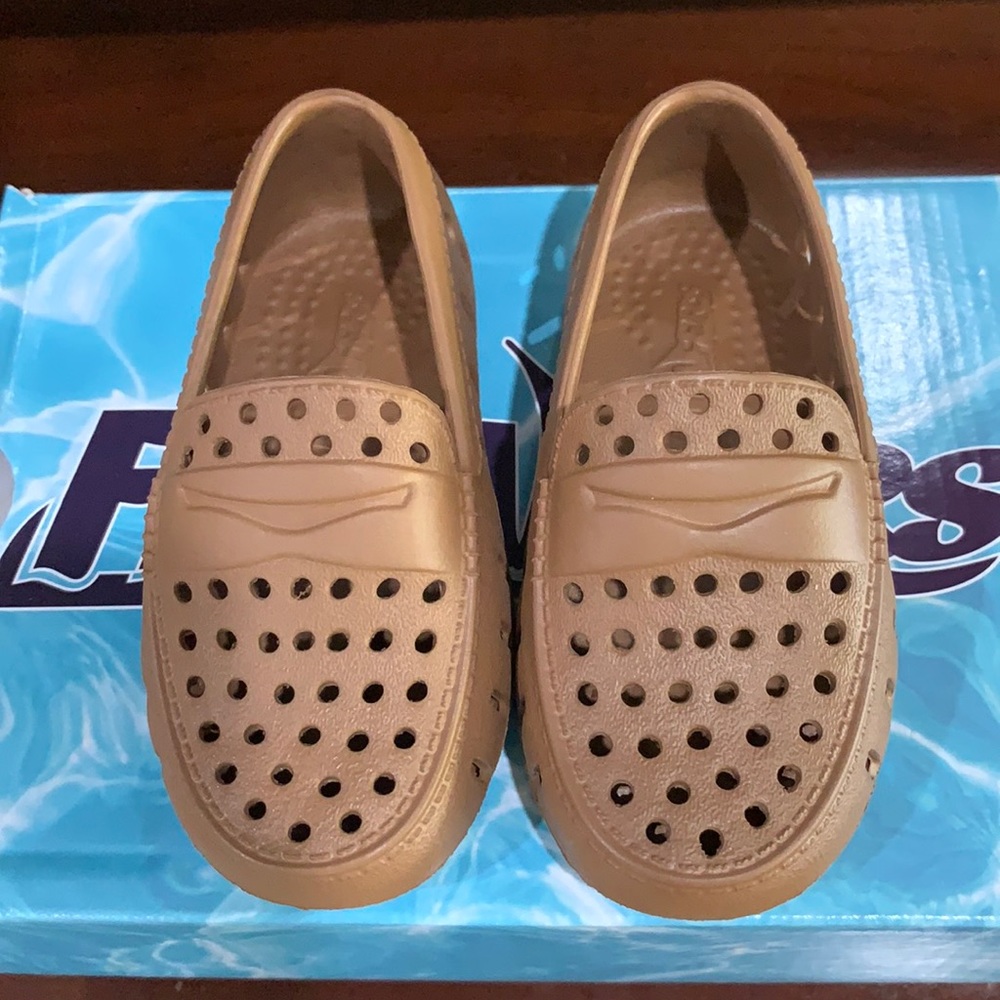 New with out box children’s Floafers size C6